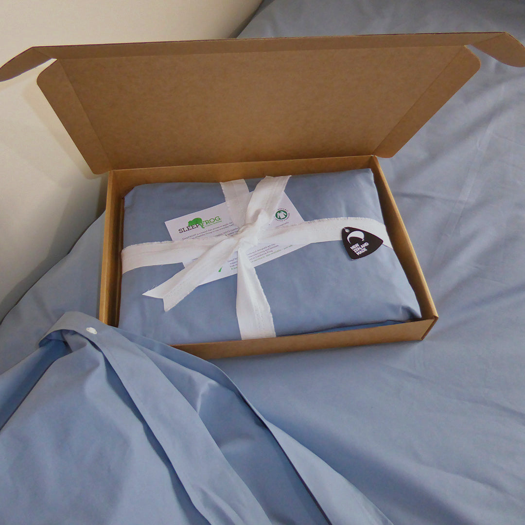 SleepFROG-Blue-duvet-cover-on-bed-with-dome-closure-and-packaging-box